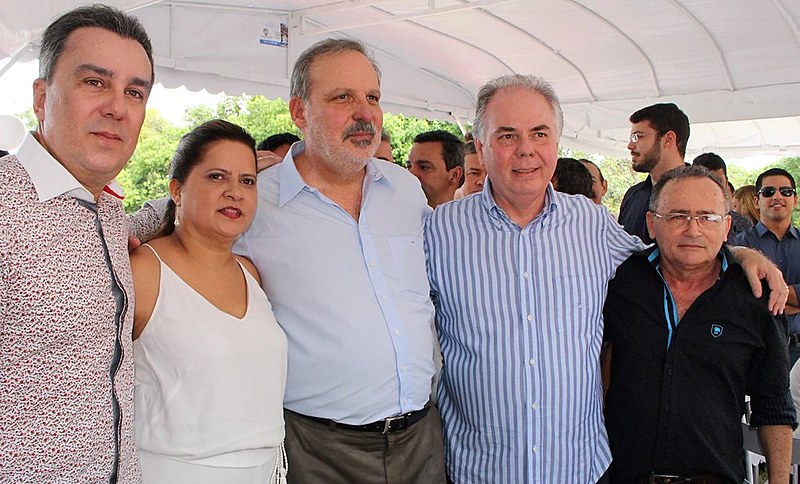 Romero Sales (listras) venceu a eleição, mas teve sua candidatura impugnada. Agora o PTB, lança a esposa de Romero, Célia Sales (de branco)