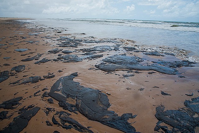 O derramamento atingiu o litoral nordestino e o numero de praias afetadas é crescente