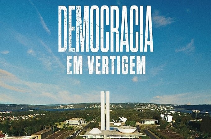 Documentário leva até a cerimônia do Oscar a interpretação da cineasta acerca dos fatos que conduziram ao Golpe de 2016 no Brasil