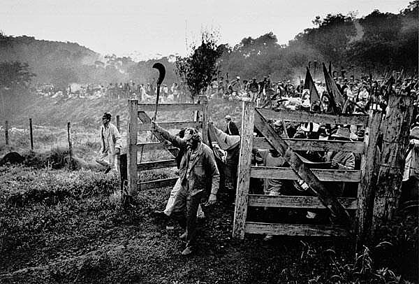 O fotógrafo brasileiro imortalizou, na série Terra de 1996, as primeiras ocupações nas áreas da Araupel