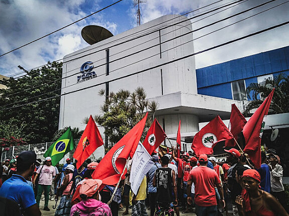 MST ocupa sede da TV Gazeta em Maceió