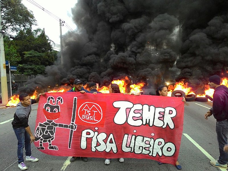 Protesto na Marginal Tietê, uma das ao menos dez vias com protesto na capital paulista
