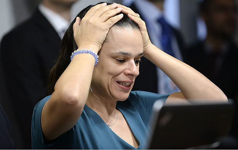 Sem ouvir especialistas, apenas com argumentos levantados por ela mesma, Janaína quer aprovar PL sem debate nenhum