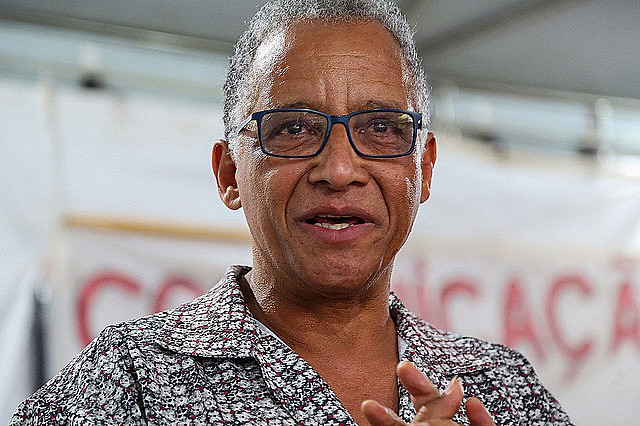 O escritor retoma o conceito de “colonialidade do poder”, formulado pelo sociólogo peruano Aníbal Quijano