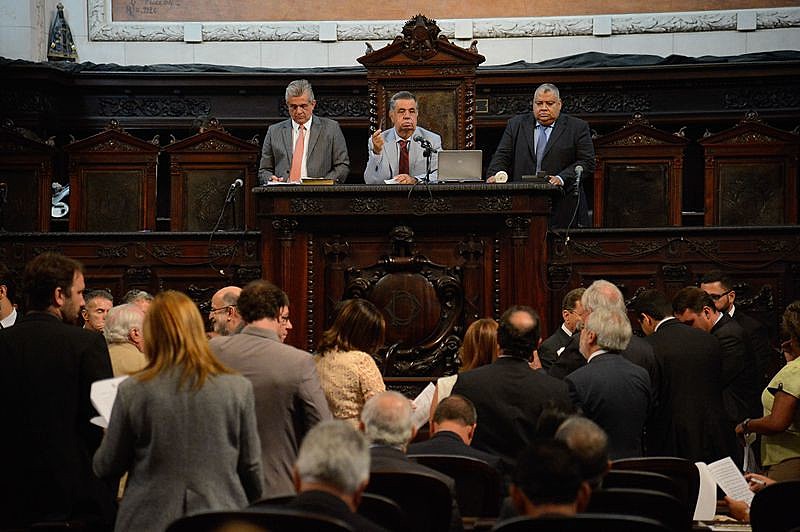 A proposta de privatização da Cedae foi aprovada por 41 votos favoráveis e 28 contrários