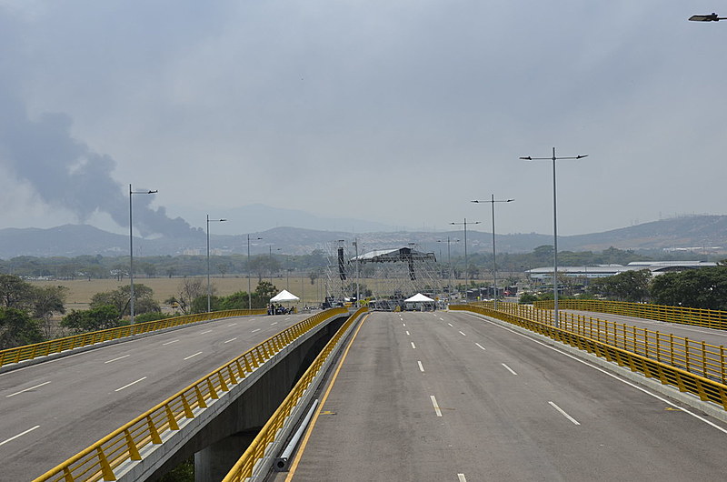 Governo colombiano arma palco a poucos metros da fronteira com a Venezuela