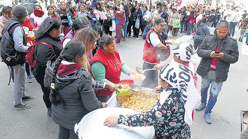 Organizações populares realizam distribuição de sopas para denunciar a emergência alimentar no país