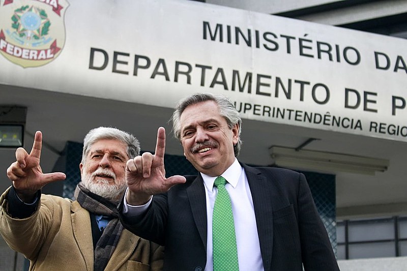 Após encontro na Superintendência da Polícia Federal, os dois visitaram a Vigília Lula Livre
