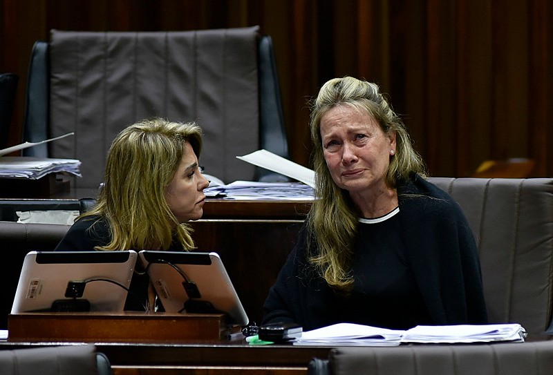 Deputada Regina Becker chora ao defender Fundação Zoobotânica