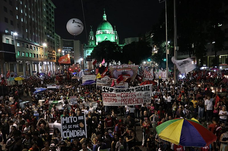 Manifestantes lotaram pistas da Avenida Presidente Vargas contra proposta que muda regras da aposentadoria