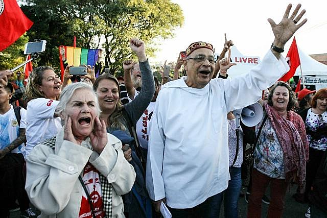 Monge Marcelo Barros conversa com presentes no Acampamento Marisa Letícia e na Vigília Lula Livre em Curitiba