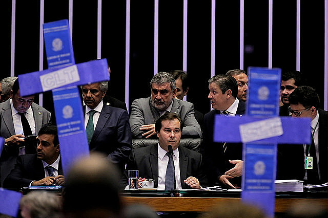 Oposición a Temer y al presidente de la Casa, Rodrigo Maia (del Partido Demócratas), protesta durante votación de la reforma