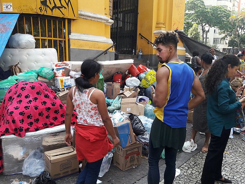 Mantimentos são organizados na porta da igreja e distribuídos para os desabrigados no Largo do Paissandu