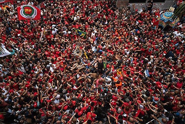 Milhares de pessoas emocionadas rodeavam o ex-presidente Lula