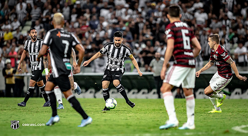 No jogo entre Ceará e Flamengo a torcida do alvinegro estendeu na arquibancada do Castelão bandeiras que formaram o termo Time do Povo.