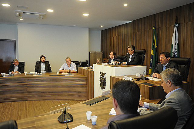 Participaram da reunião deputados, representantes do MST e organizações sociais