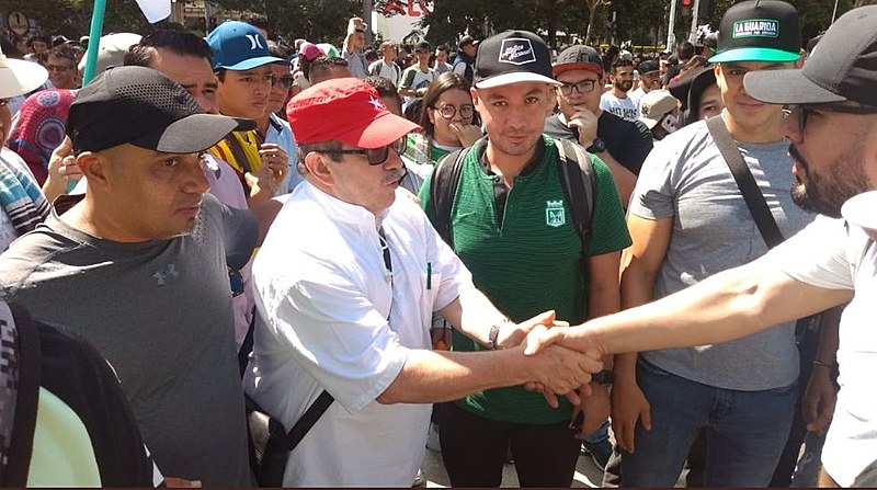 O presidente do partido FARC, Rodrigo Londoño, o Timochenko, foi visto participando da marcha pacificamente