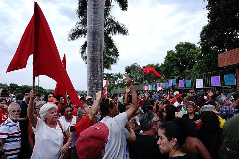 Cerca de 300 apoiadores do presiden Nicolás Maduro permaneceram durante todo o dia em frente à embaixada protestando contra a invasão