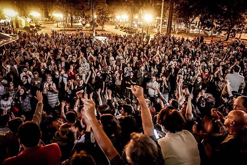 Lançamento do movimento "Advogados pela Democracia", em março de 2016, reuniu milhares de pessoas na Praça Santos Andrade e no Salão Nobre da Faculdade de Direito da Universidade Federal do Paraná (UFPR)