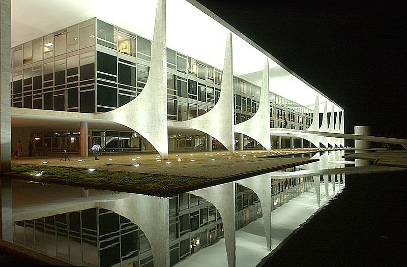Em um cenário com tais características estruturais exige que o progresso seja o centro da comunicação progressista