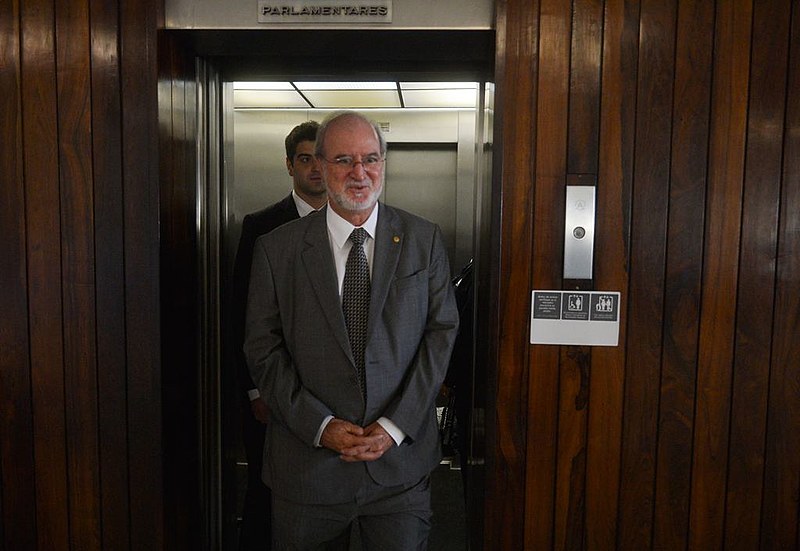 Eduardo Azeredo (PSDB) é exemplo de como mudança de instâncias é utilizada para tentar se safar. Ele renunciou, perdendo foro "privilegiado"