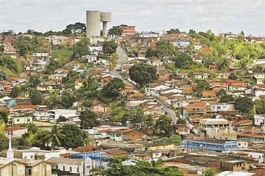 O nome Águas Compridas surgiu por causa do Riacho Lava-Tripas, que parecia infinito, a perder de vista