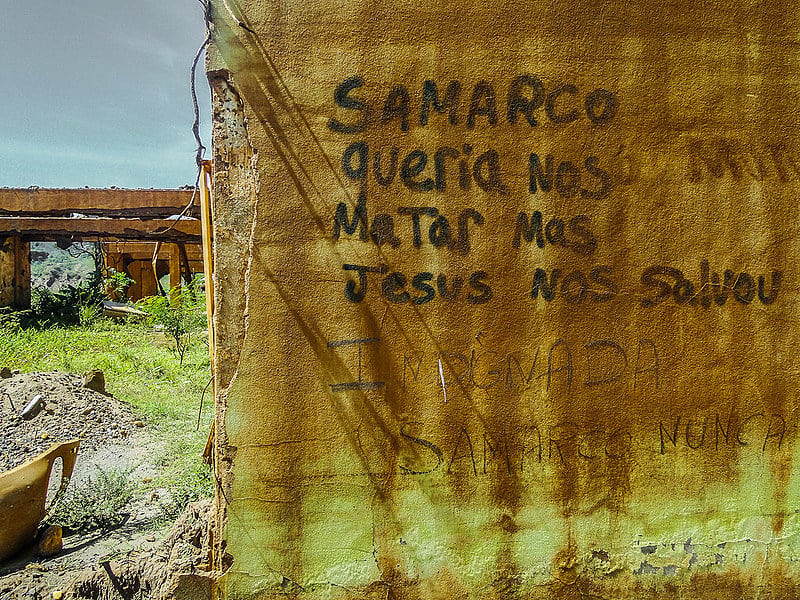 Pichação deixada por moradores nos escombros de suas residências em Mariana (MG)