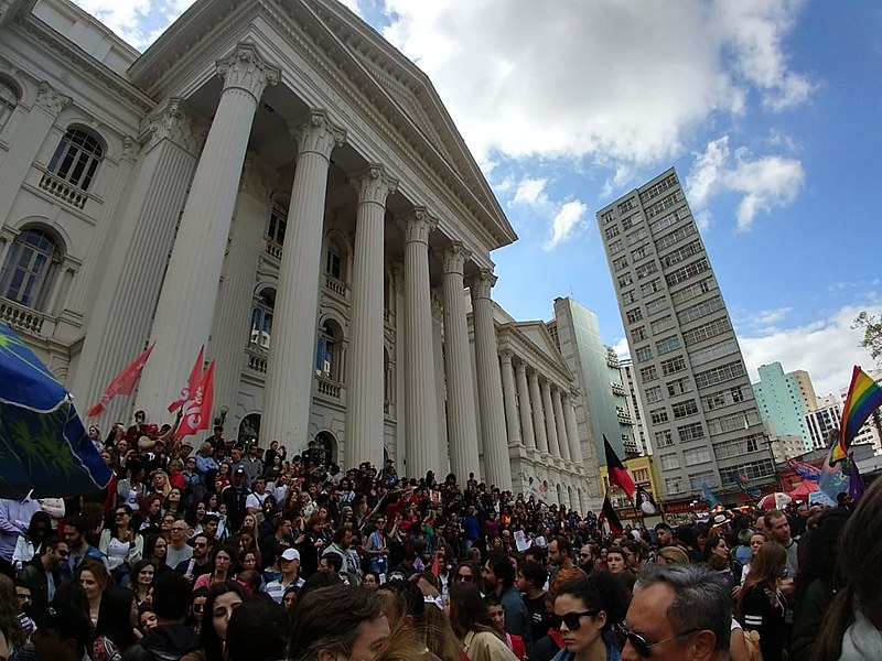 Concentração inicial do ato lotou a praça Santos Andrade