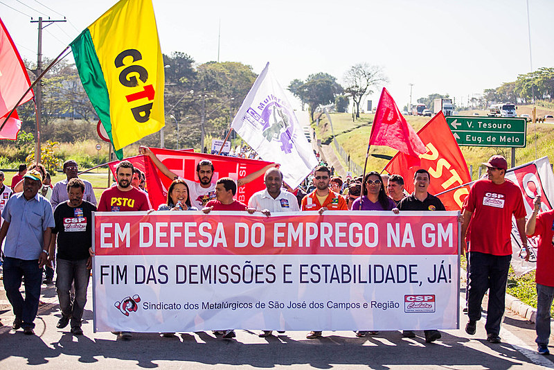 Passeata contra demissões na GM reúne 2 mil manifestantes em São José dos Campos, em agosto de 2015