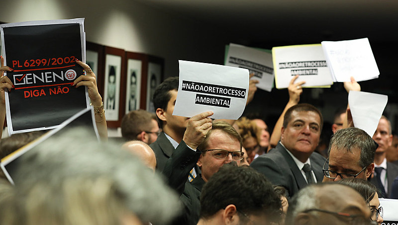 Debate sobre PLS 6299/2002 ocorreu sob intensos protestos nesta quarta-feira (16) na Câmara Federal