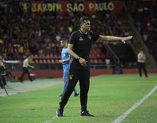 "A era Claudinei Oliveira começou com a marca registrada de assustar bichos-papões e arrancar pontos pouco acreditados"