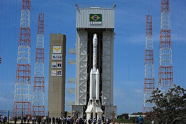 Torre móvel de lançamento de satélites na Base de Alcântara
