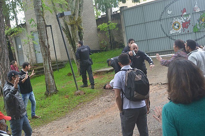 Policiais civis invadem Escola Nacional Florestan Fernandes