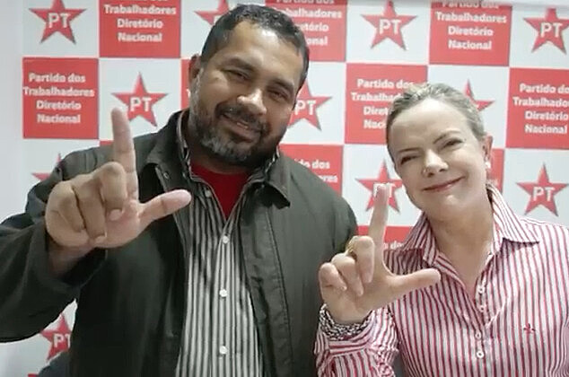 Acompanhada por João Paulo Rodrigues, do MST, Hoffmann saudou manifestantes em greve de fome e na Marcha Lula Livre