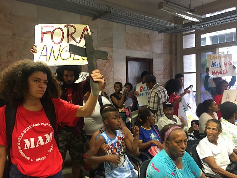 Mais de 70 pessoas atingidas pelo projeto da Anglo se manifestaram em BH, na última segunda (11)