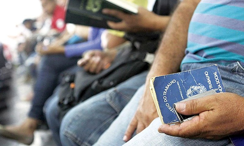 A taxa de desemprego atinge hoje mais de 12 milhões de pessoas, segundo dados do IBGE, um dos maiores índices da história.