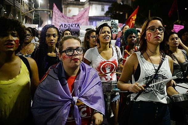 Mulheres em manifestação na Candelária, Rio de Janeiro