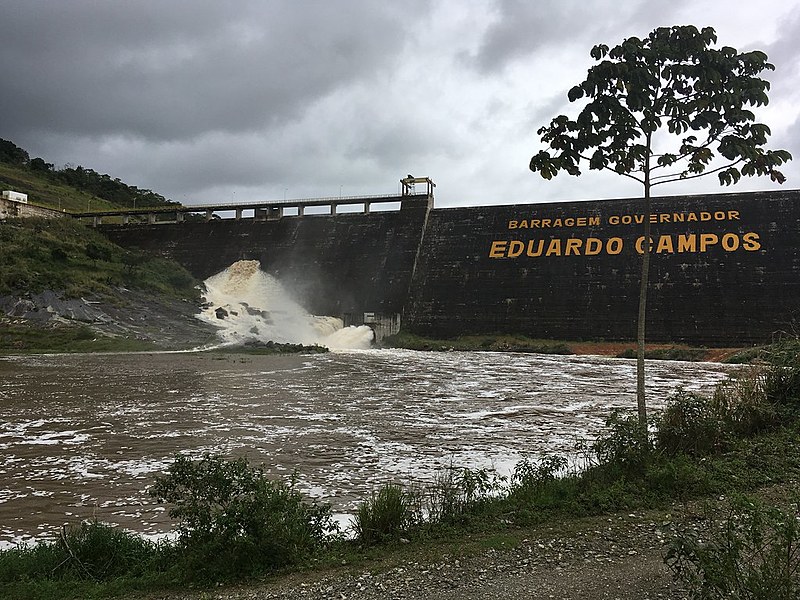 A barragem custou R$ 500 milhões e foi a única construída, das cinco prometidas, para evitar novas cheias em Pernambuco