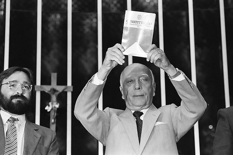 Ulysses Guimarães na sessão histórica de promulgação da Constituição de 1988