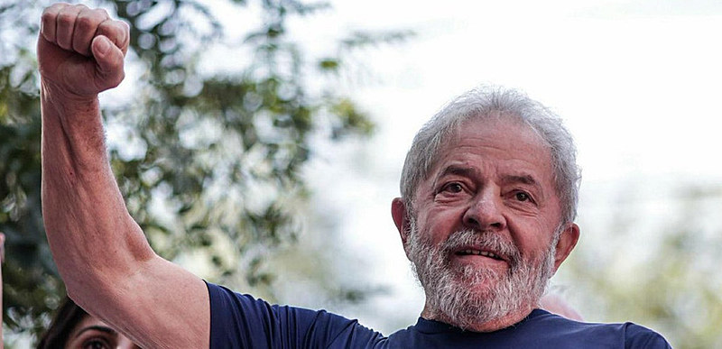 A direita que depôs Dilma, apoia Moro, e fazem parte desta ameaça que paira sobre o país, afirma o ex-presidente.