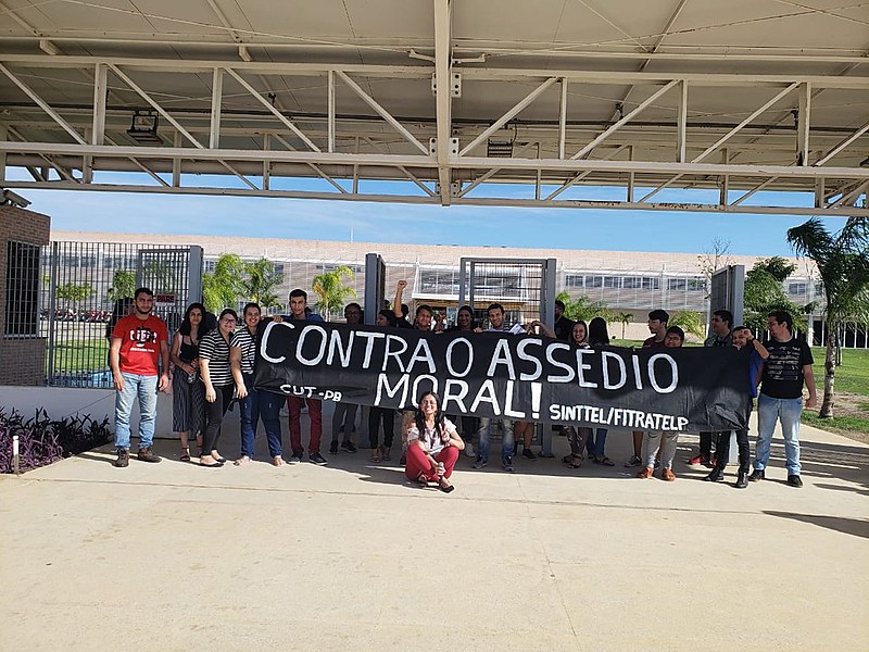 Protesto dos atendentes de telemarketing denuncia a precarização e o adoecimento a que estão submetidos os 1300 funcionários da Contax