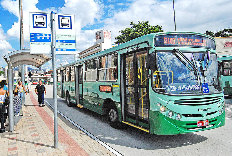 Motorista conduz o coletivo e cobra, recebe, dá troco, libera catraca, e ainda opera elevador de cadeirantes