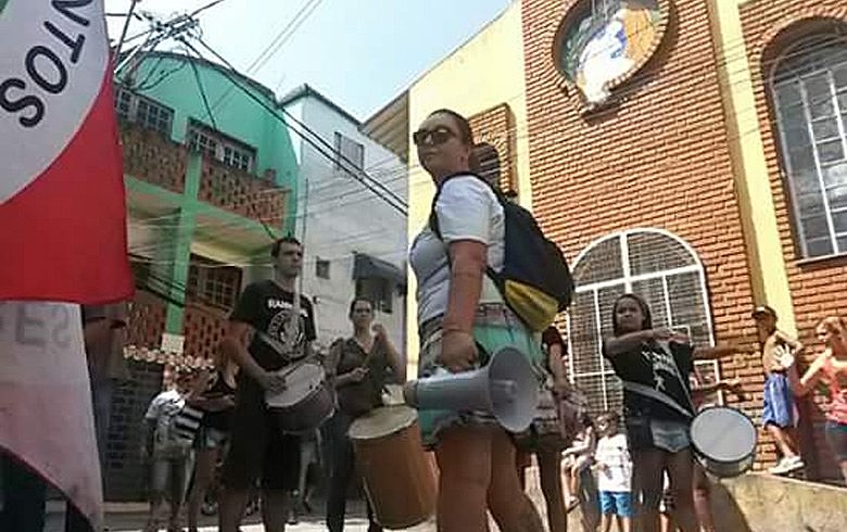 Abordagem de moradores nas ruas é feita com banda, em clima descontraído: diálogo em defesa da democracia