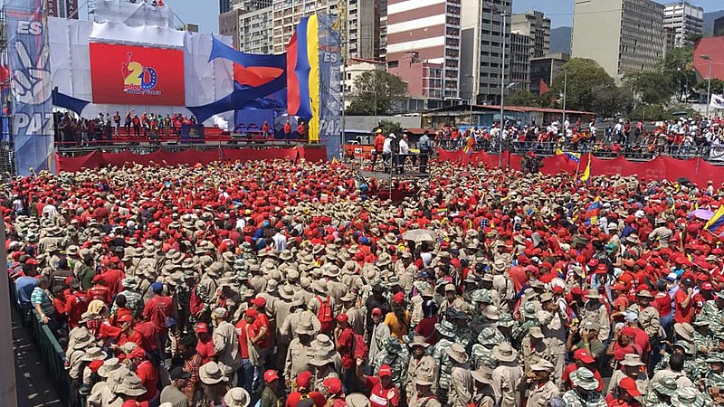 Apoiadores de Maduro se concentraram na Avenida Bolívar, em Caracas, neste sábado (02)