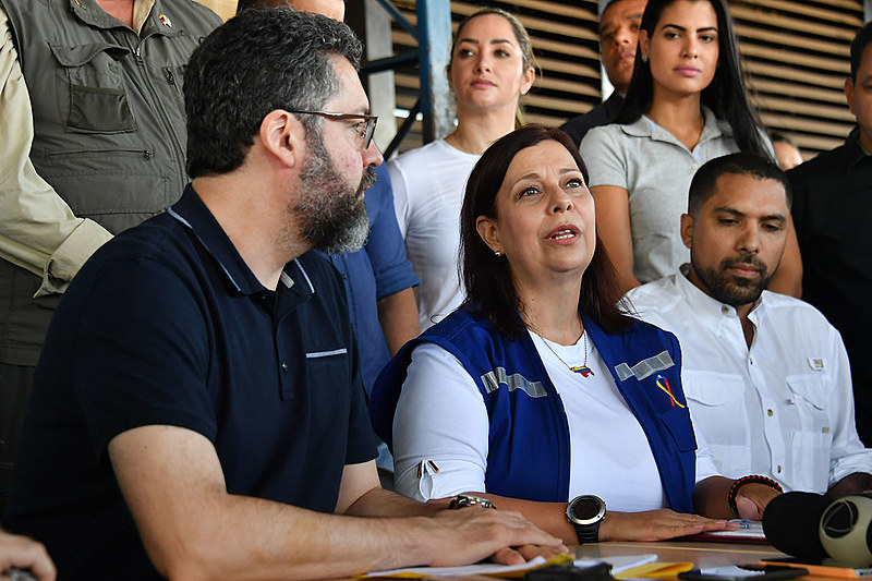 O chanceler Ernesto Araújo e a embaixadora Maria Teresa Belandria em coletiva de imprensa em Pacaraima