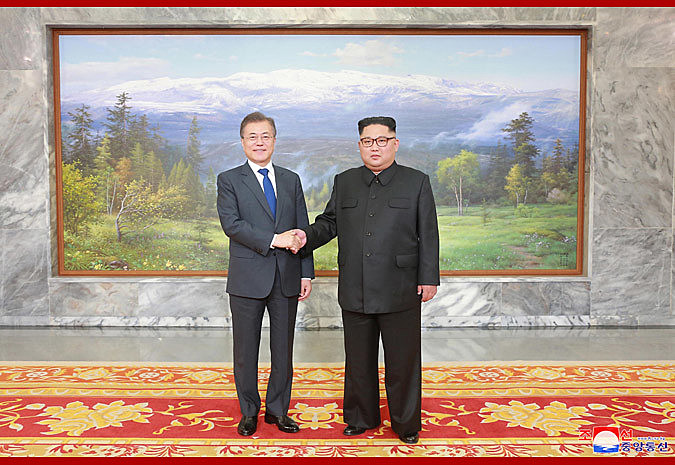 Moon Jae In e Kim Jong-Un posam para fotos durante encontro em Panmunjon