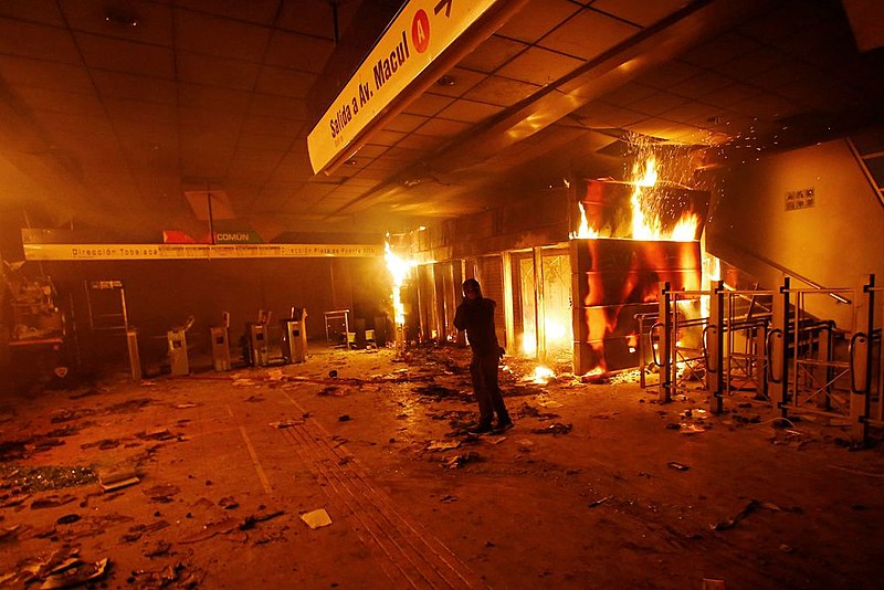 Palco de intensos protestos populares há quatro semanas, Chile regista mais de 5 mil prisões e pelo menos 1.700 feridos