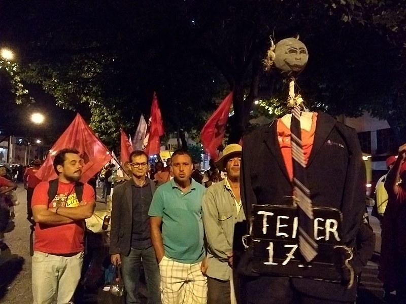 Manifestantes protestam contra o presidente golpista Michel Temer (MDB)