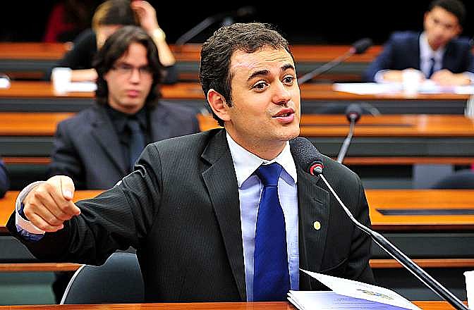 Em sua página do Facebook, o deputado anunciou que militantes de extrema-direita estão o ameaçando via Whatsapp e que acionará as autoridades