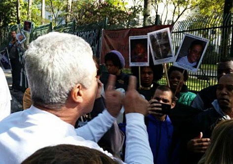Moradores do bairro Morumbi apoiam o assassinato do menino de dez anos e hostilizaram os manifestantes que pediam justiça